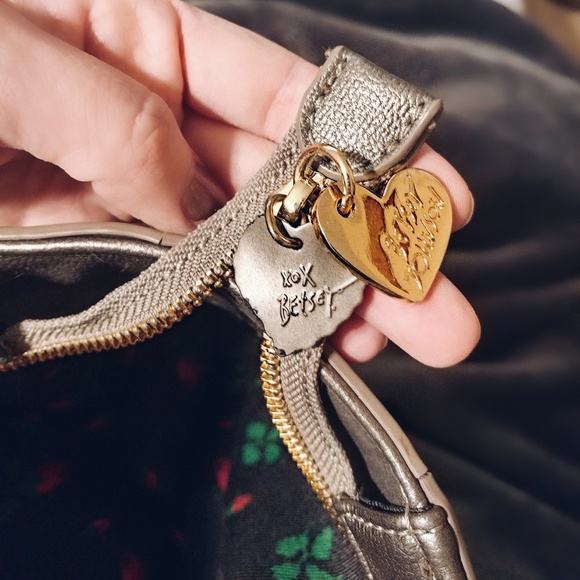 ((SOLD)) ๐Betsey Johnson Smell The Roses Metallic Tote Bag - Picture 4 of 8